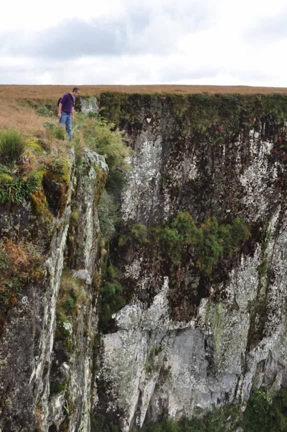 Observando a altura das paredes do canyon Monte Negro em São José dos Ausentes - RS